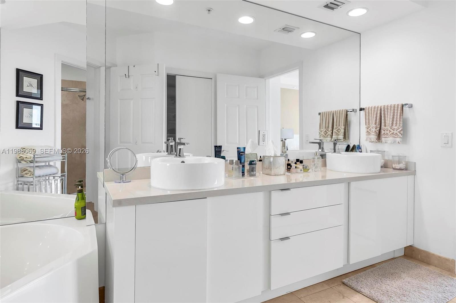 Photo of 3370 HIDDEN BAY DR  #2210, Aventura, Florida, 33180 - Master Bathroom