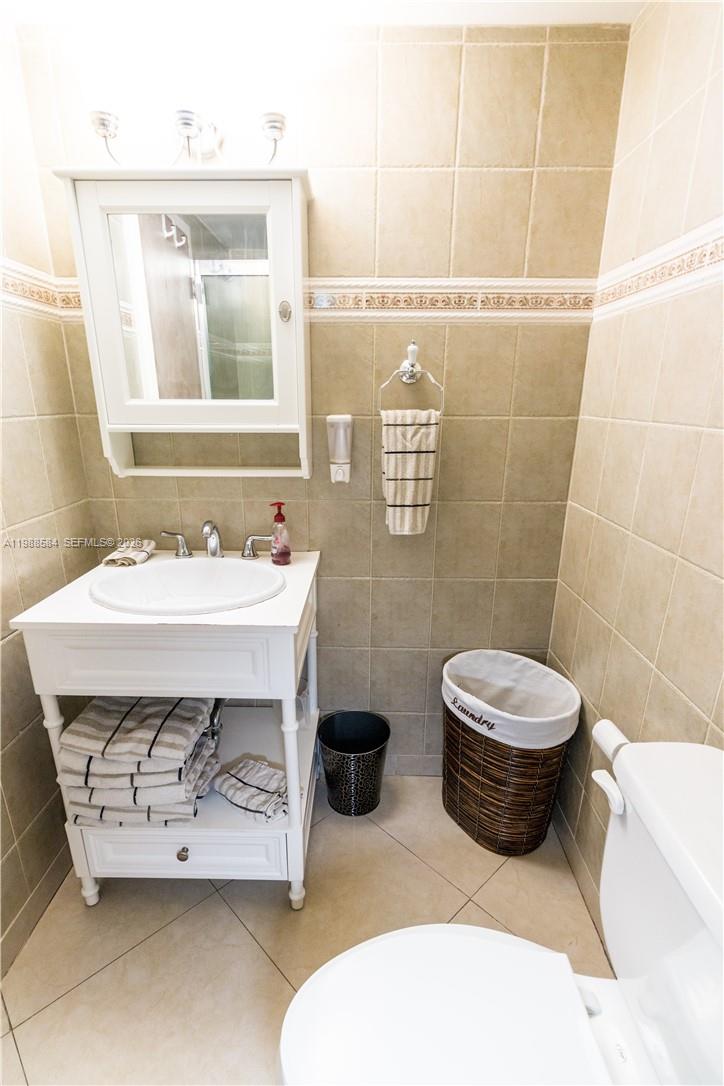Photo of 3725 Ocean Dr  #1003, Hollywood, Florida, 33019 - Master Bathroom