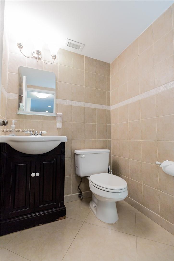 Photo of 3725 Ocean Dr  #1003, Hollywood, Florida, 33019 - Guest Bathroom