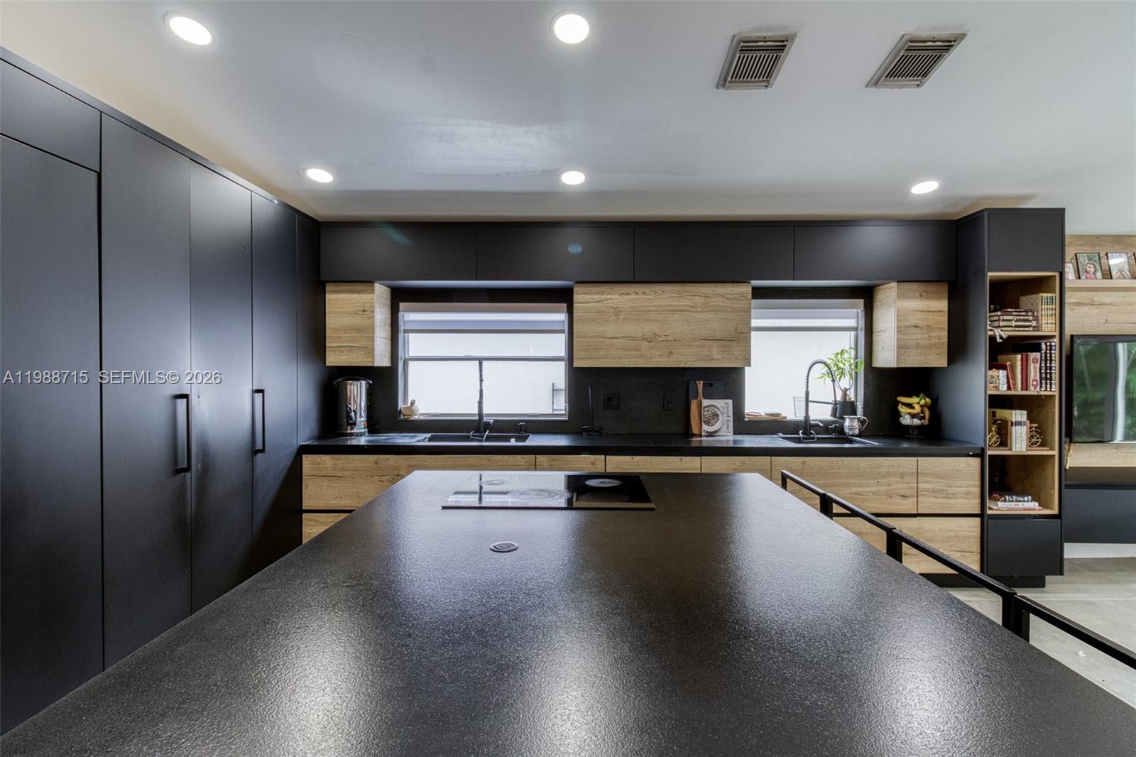 3464 3 / 2 1648 кв.футов $ 2026-03-24 0 Фото