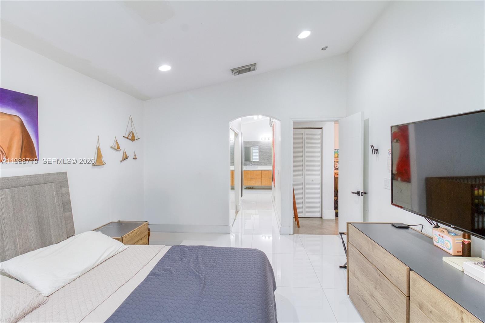 3464 3 / 2 1648 кв.футов $ 2026-03-24 0 Фото