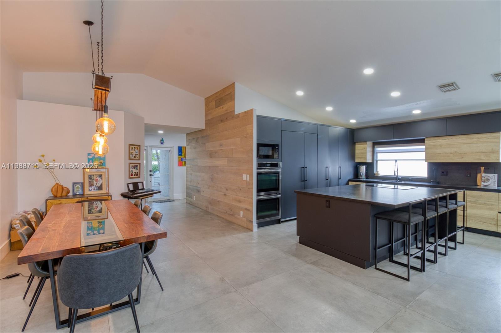 3464 3 / 2 1648 кв.футов $ 2026-03-24 0 Фото