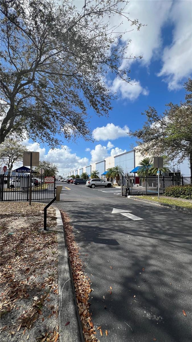 B18  /   кв.футов $ 2026-03-24 0 Фото