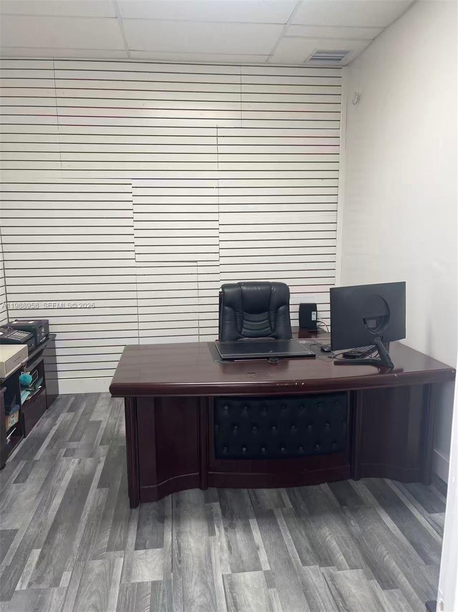 B18  /   кв.футов $ 2026-03-24 0 Фото