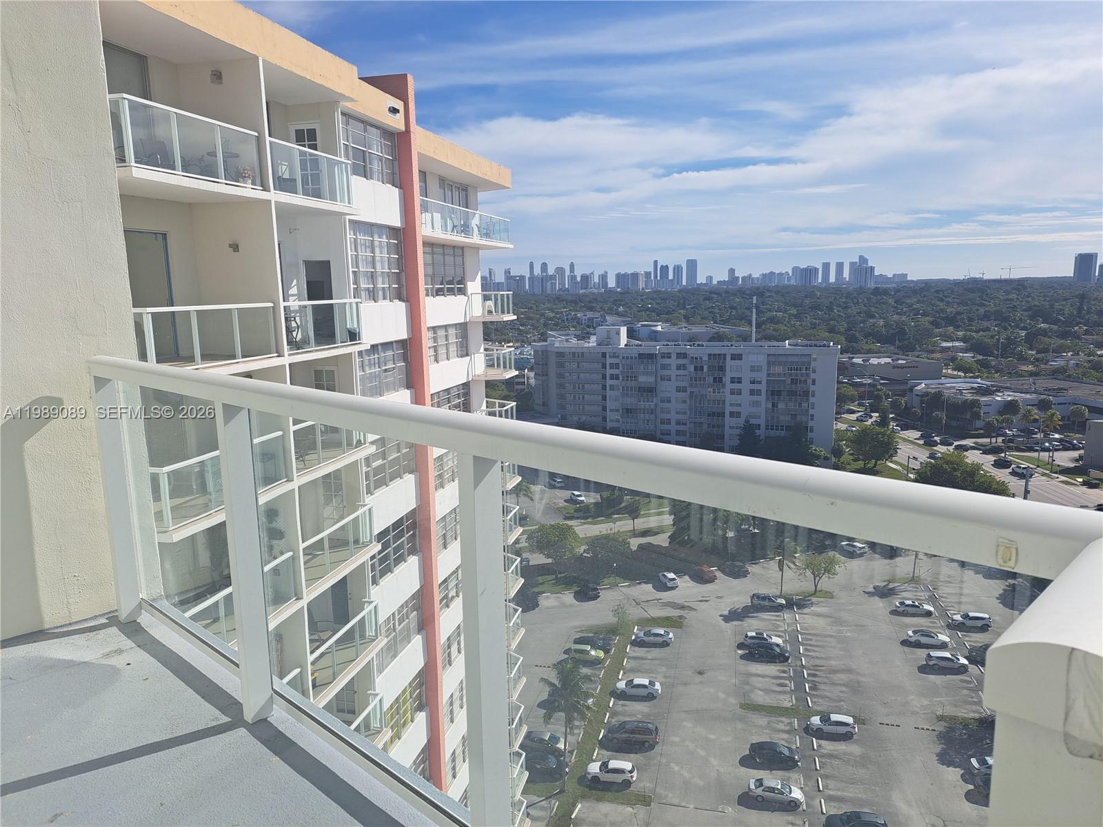 Ver detalles 1723E 1 / 2 861 sq. ft. $ 2026-03-25 0 foto