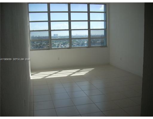 Ver detalles 1723E 1 / 2 861 sq. ft. $ 2026-03-25 0 foto