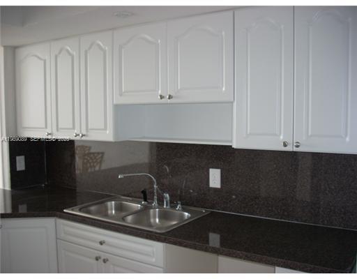 Ver detalles 1723E 1 / 2 861 sq. ft. $ 2026-03-25 0 foto