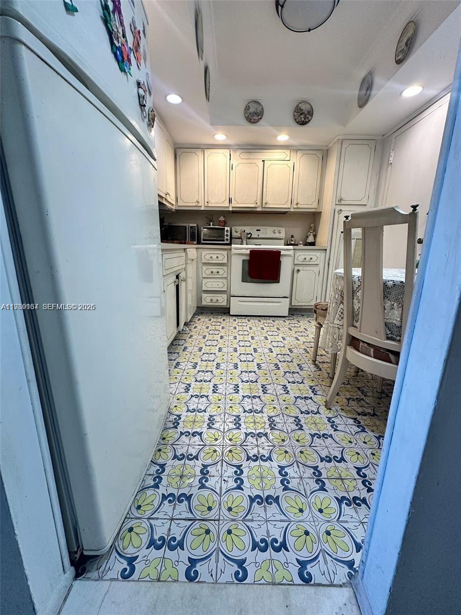 Photo of 427 Golden Isles Dr #7E, Hallandale Beach, Florida, 33009 -