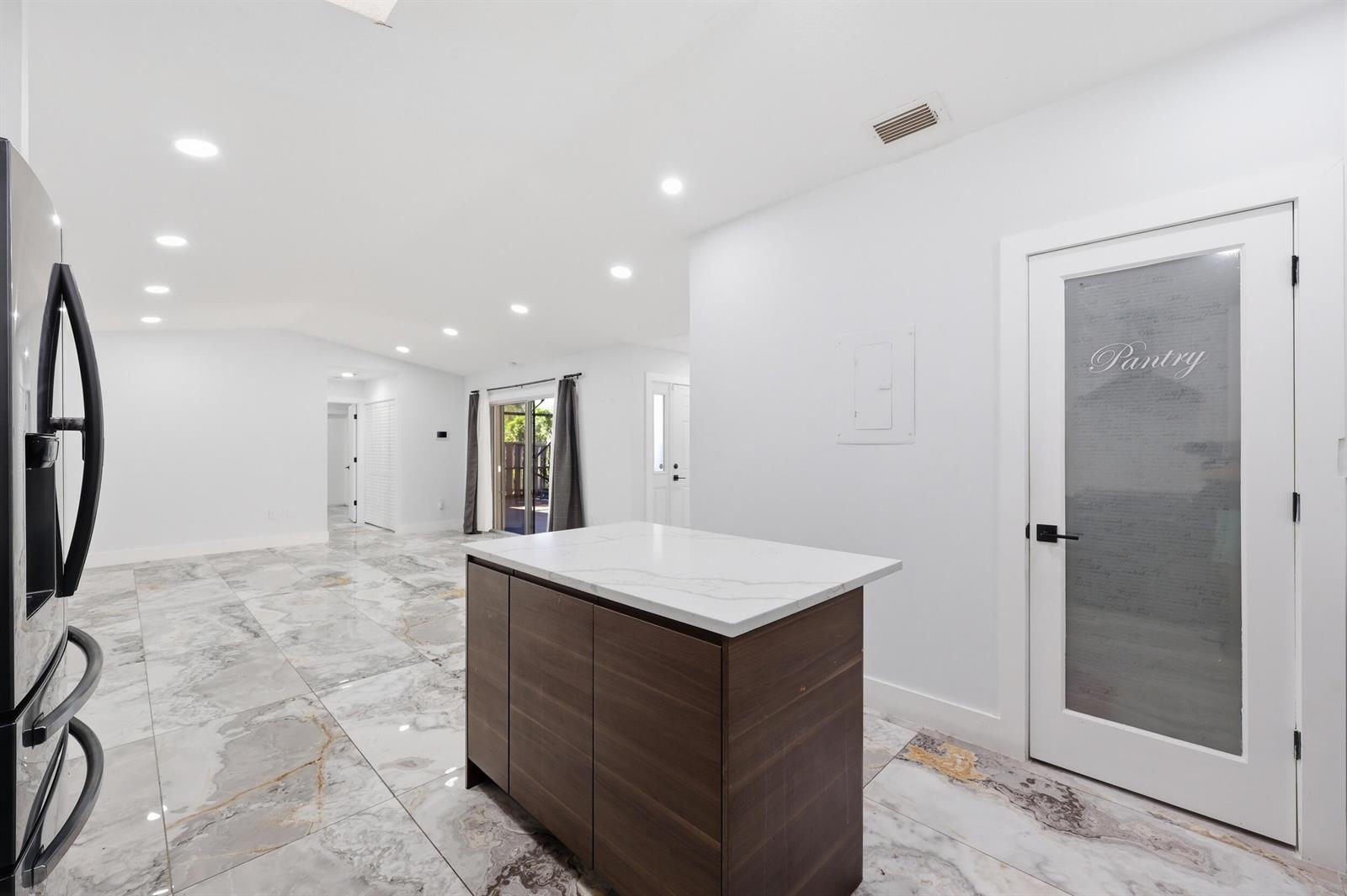 Ver detalles 2 / 2 1280 sq. ft. $ 2026-06-20 0 foto