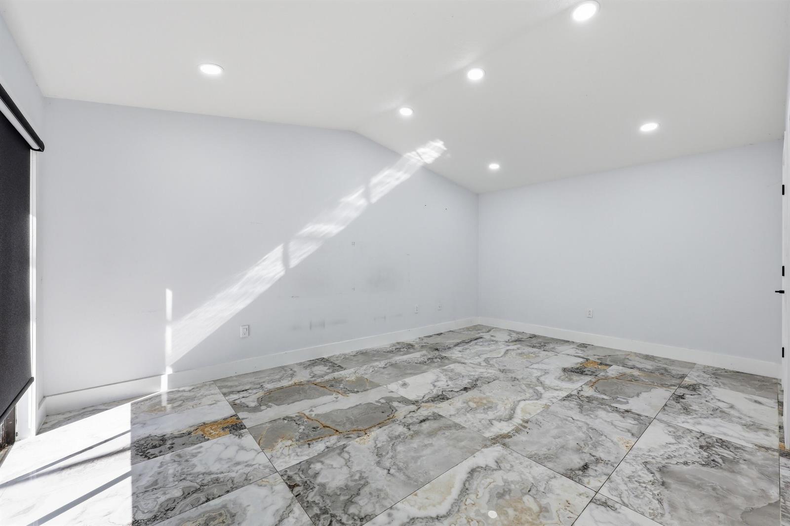 Ver detalles 2 / 2 1280 sq. ft. $ 2026-06-20 0 foto