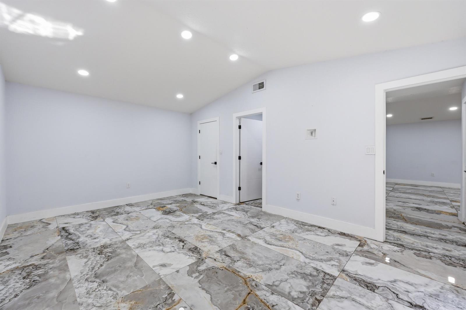 Ver detalles 2 / 2 1280 sq. ft. $ 2026-06-20 0 foto