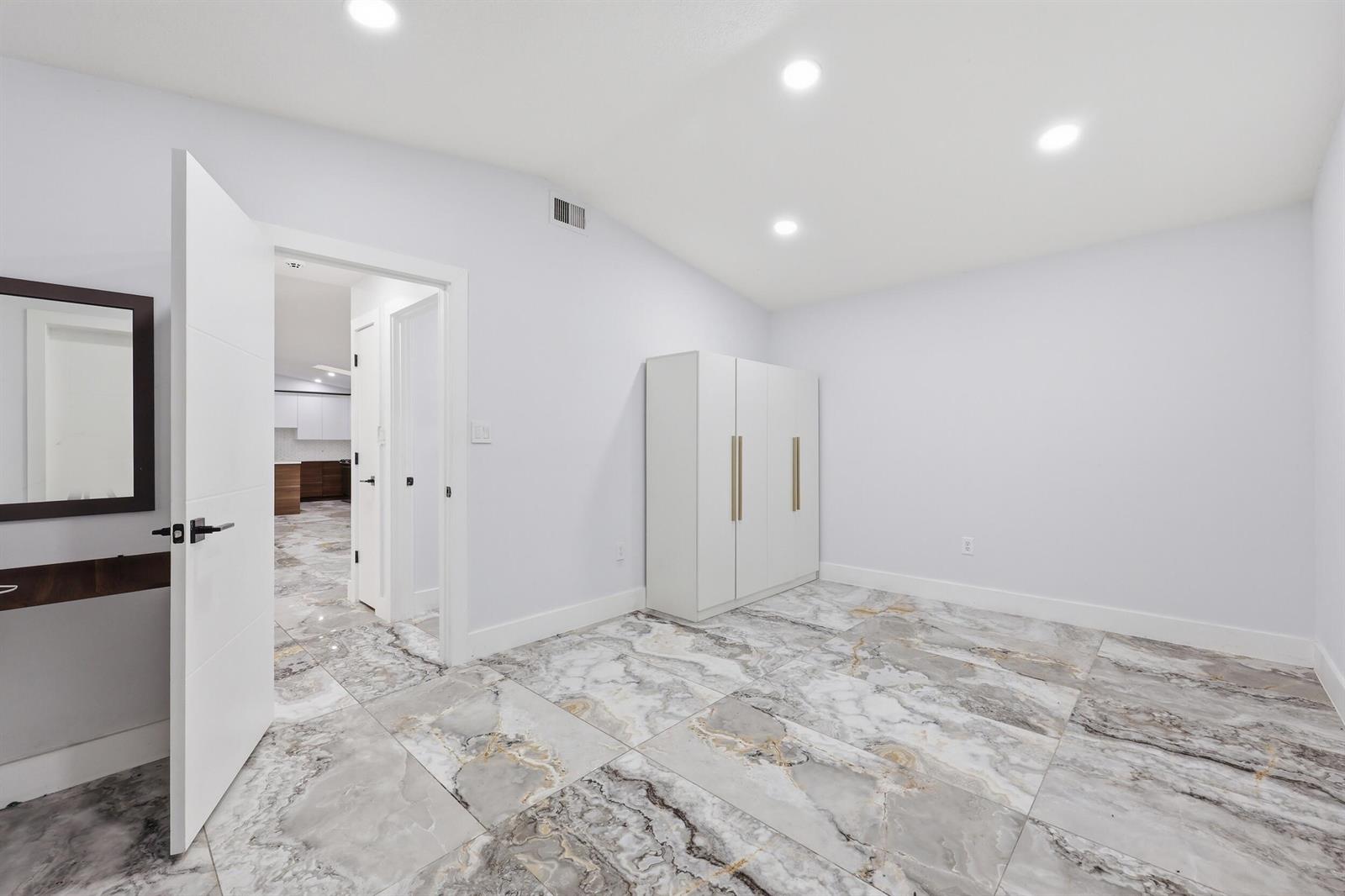 Ver detalles 2 / 2 1280 sq. ft. $ 2026-06-20 0 foto
