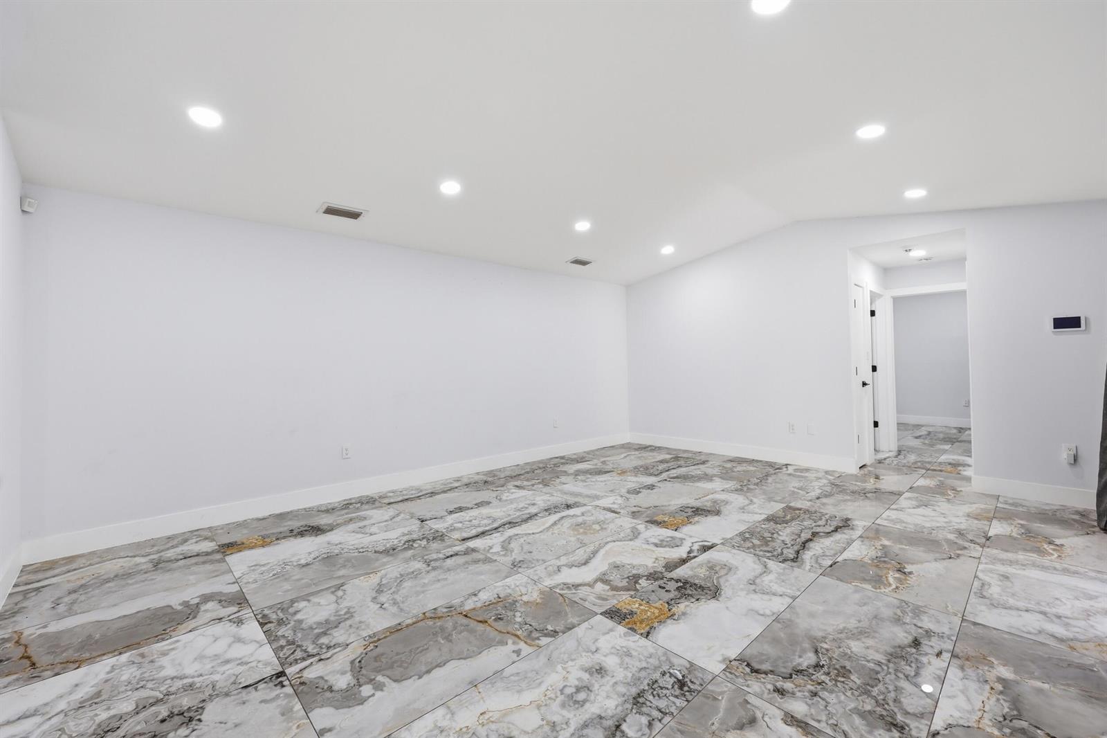 Ver detalles 2 / 2 1280 sq. ft. $ 2026-06-20 0 foto