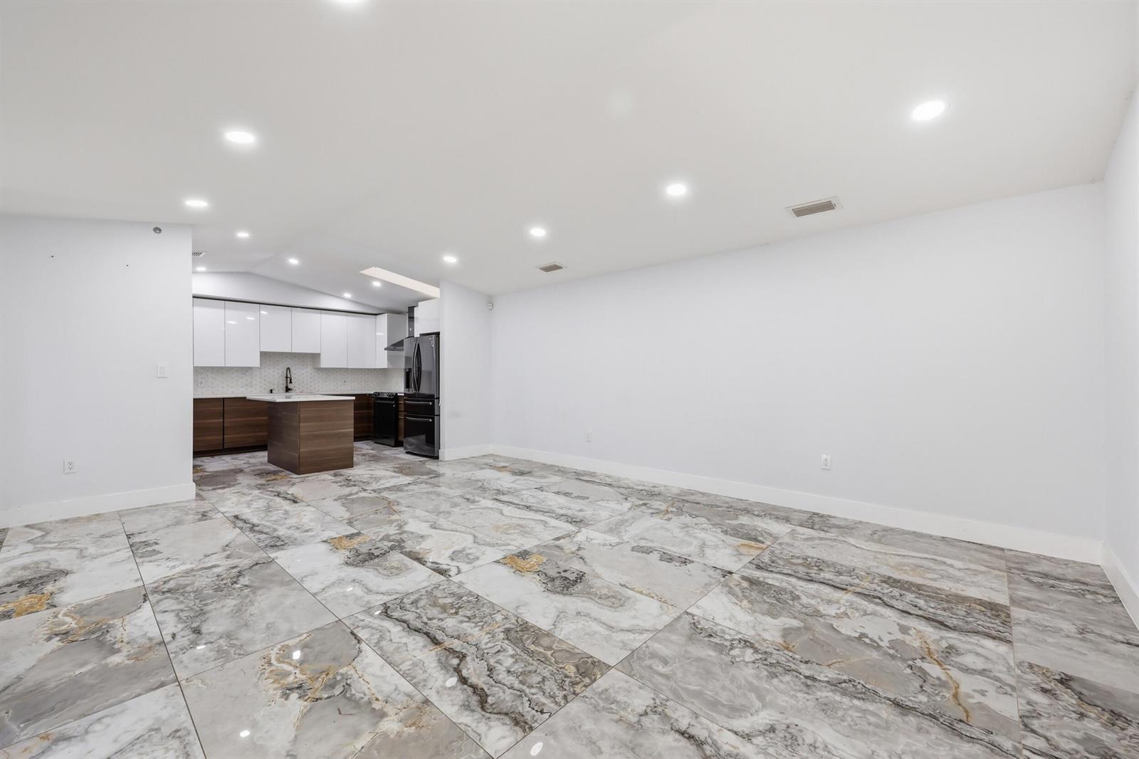 Ver detalles 2 / 2 1280 sq. ft. $ 2026-06-20 0 foto