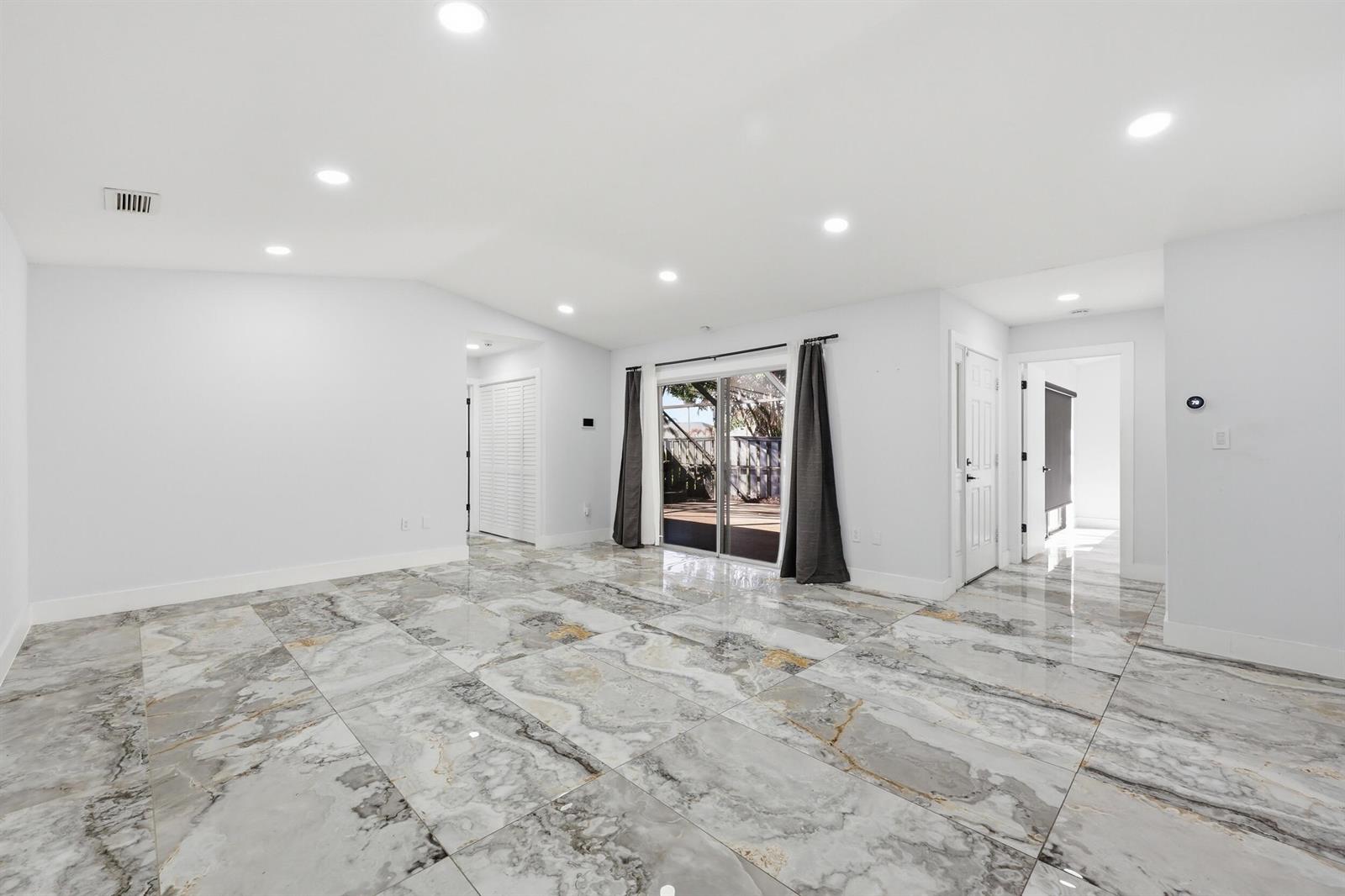 Ver detalles 2 / 2 1280 sq. ft. $ 2026-06-20 0 foto