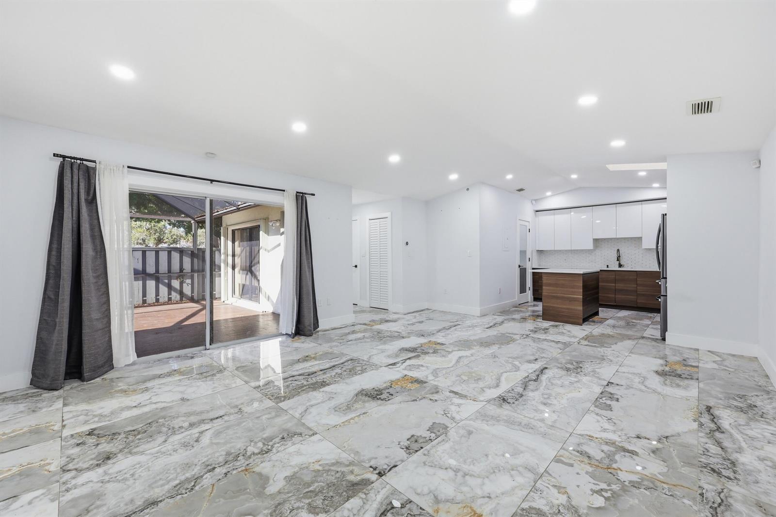 Ver detalles 2 / 2 1280 sq. ft. $ 2026-06-20 0 foto