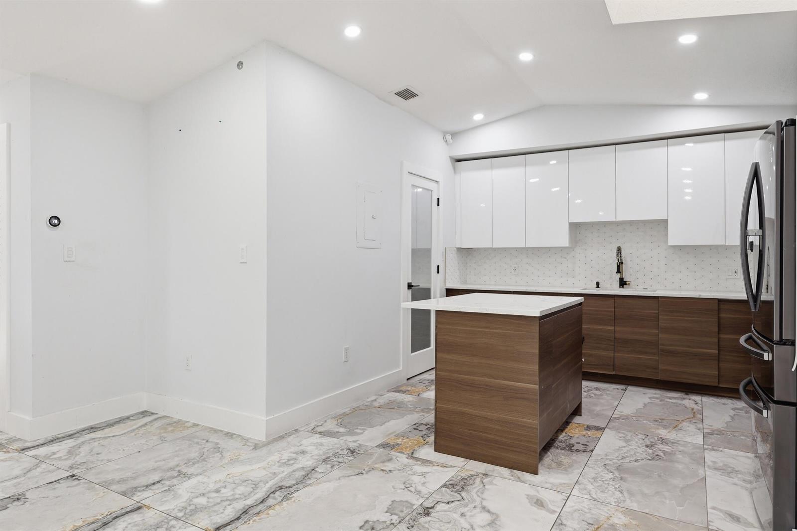 Ver detalles 2 / 2 1280 sq. ft. $ 2026-06-20 0 foto