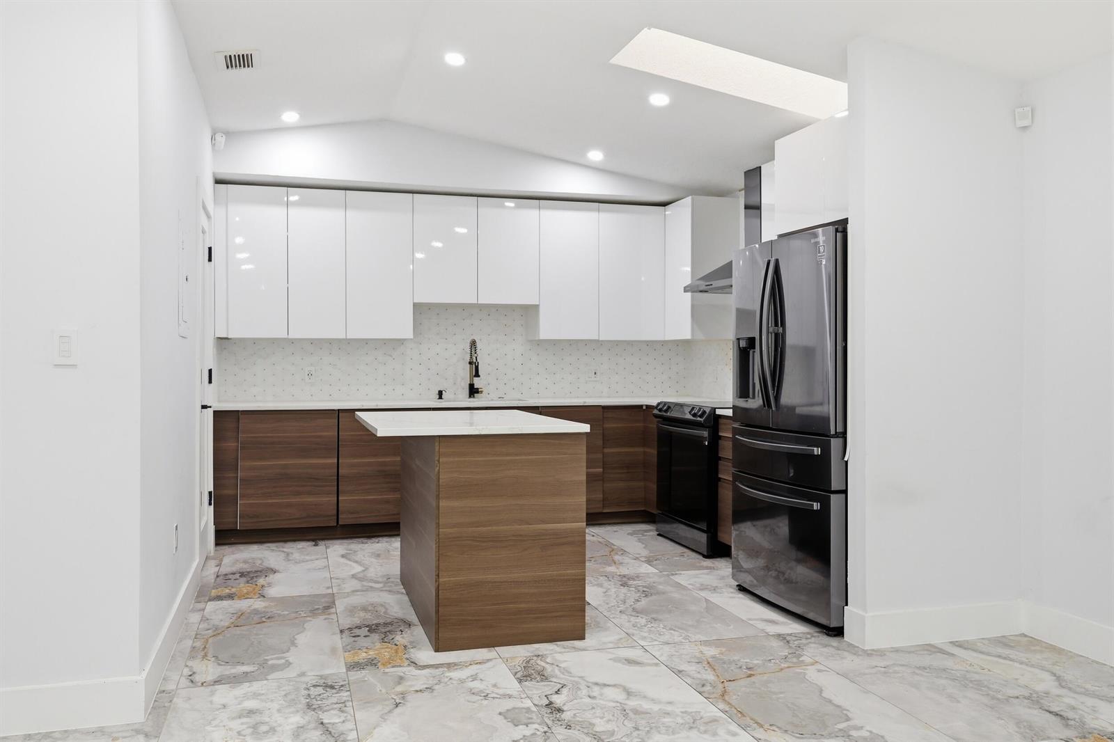Ver detalles 2 / 2 1280 sq. ft. $ 2026-06-20 0 foto