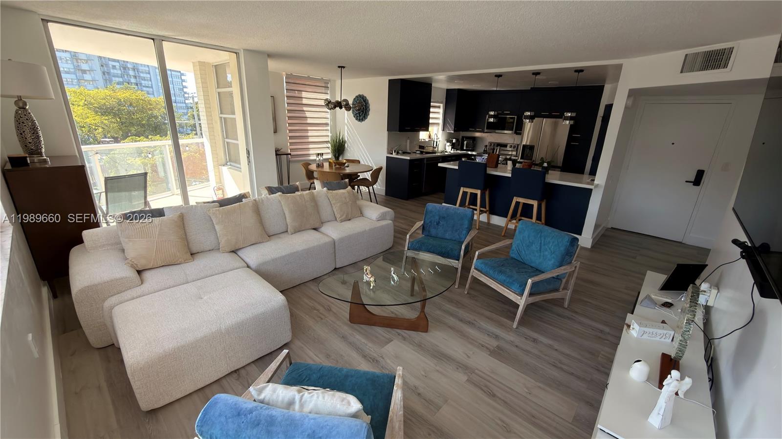 325E 2 / 2 1140 sq. ft. $ 2026-03-25 0 foto