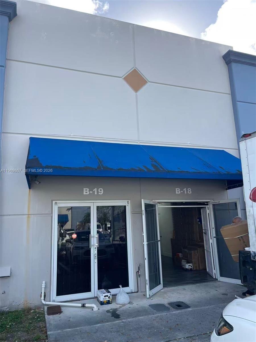 B18  /   кв.футов $ 2026-03-26 0 Фото