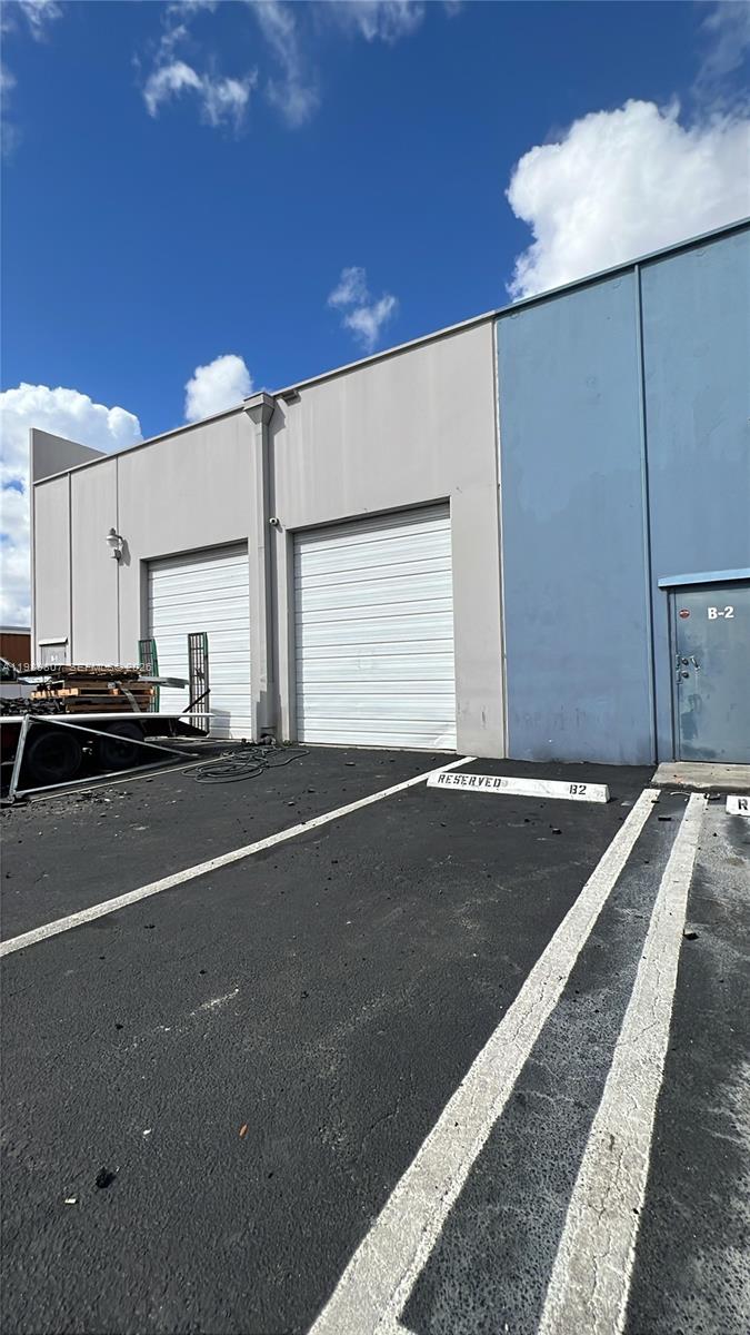 B18  /   кв.футов $ 2026-03-26 0 Фото