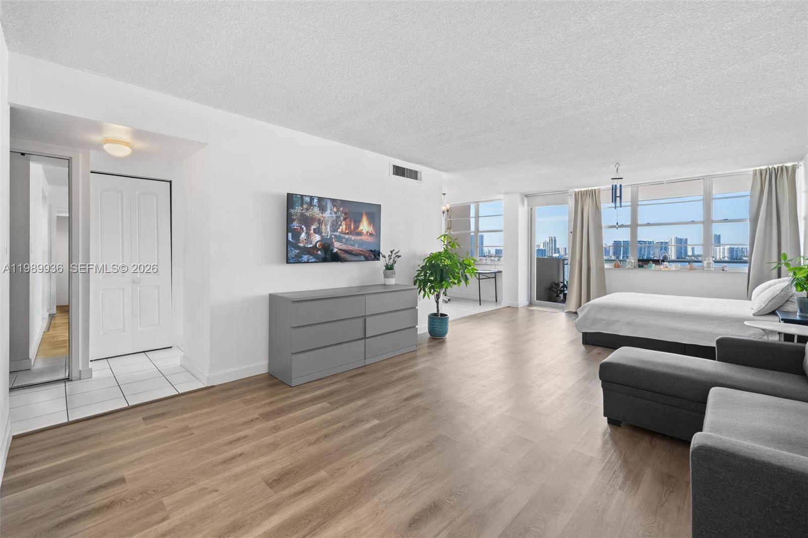 See details 915 1 / 2 943 sq. ft. $ 2026-05-02 0 Photo