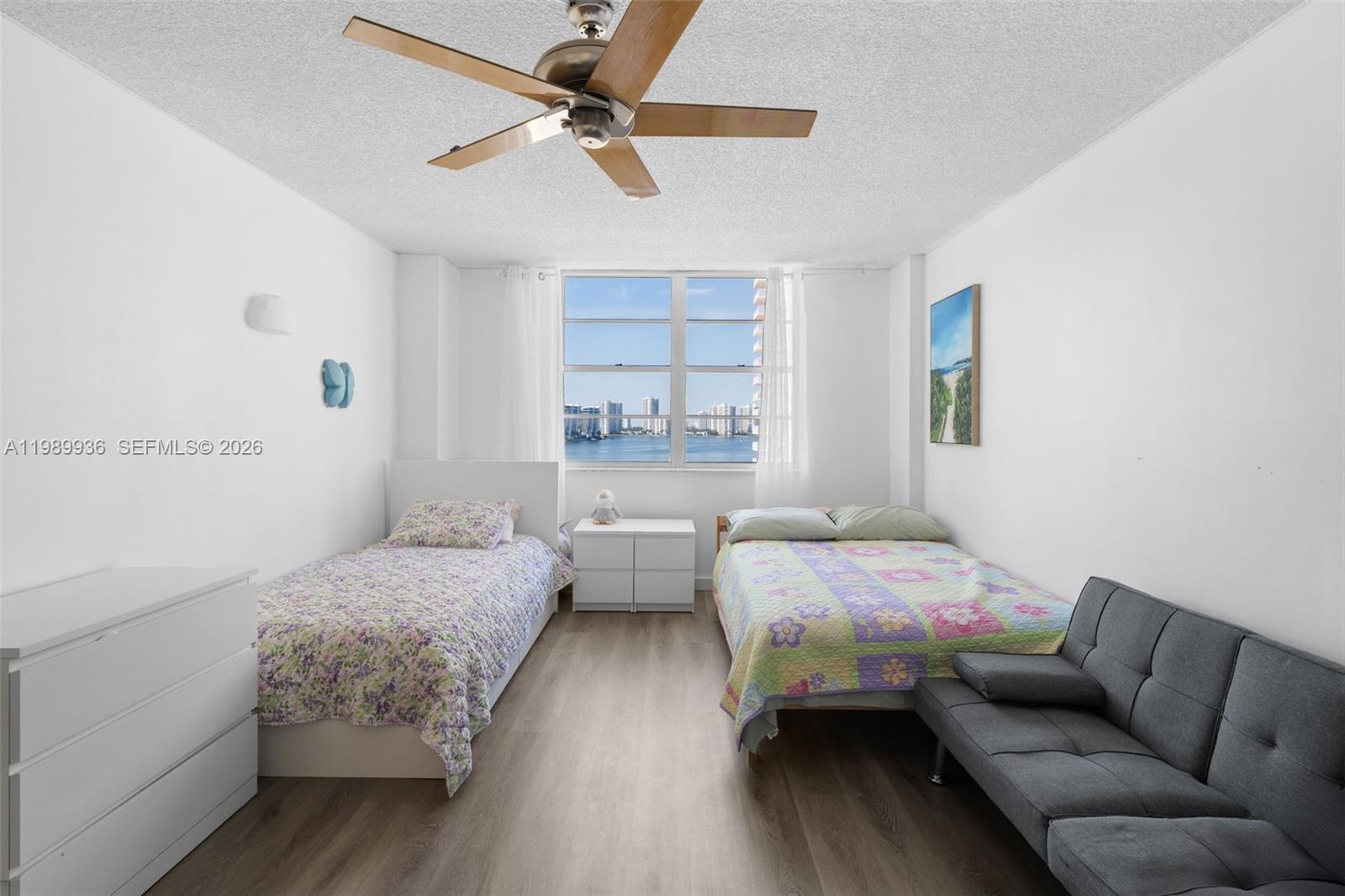 See details 915 1 / 2 943 sq. ft. $ 2026-05-02 0 Photo
