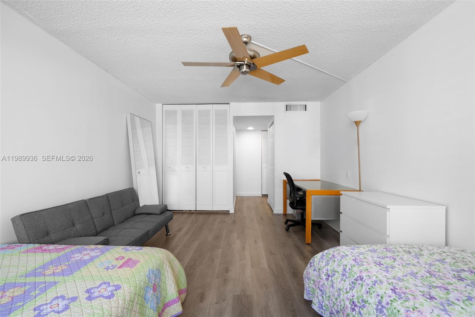 See details 915 1 / 2 943 sq. ft. $ 2026-05-02 0 Photo