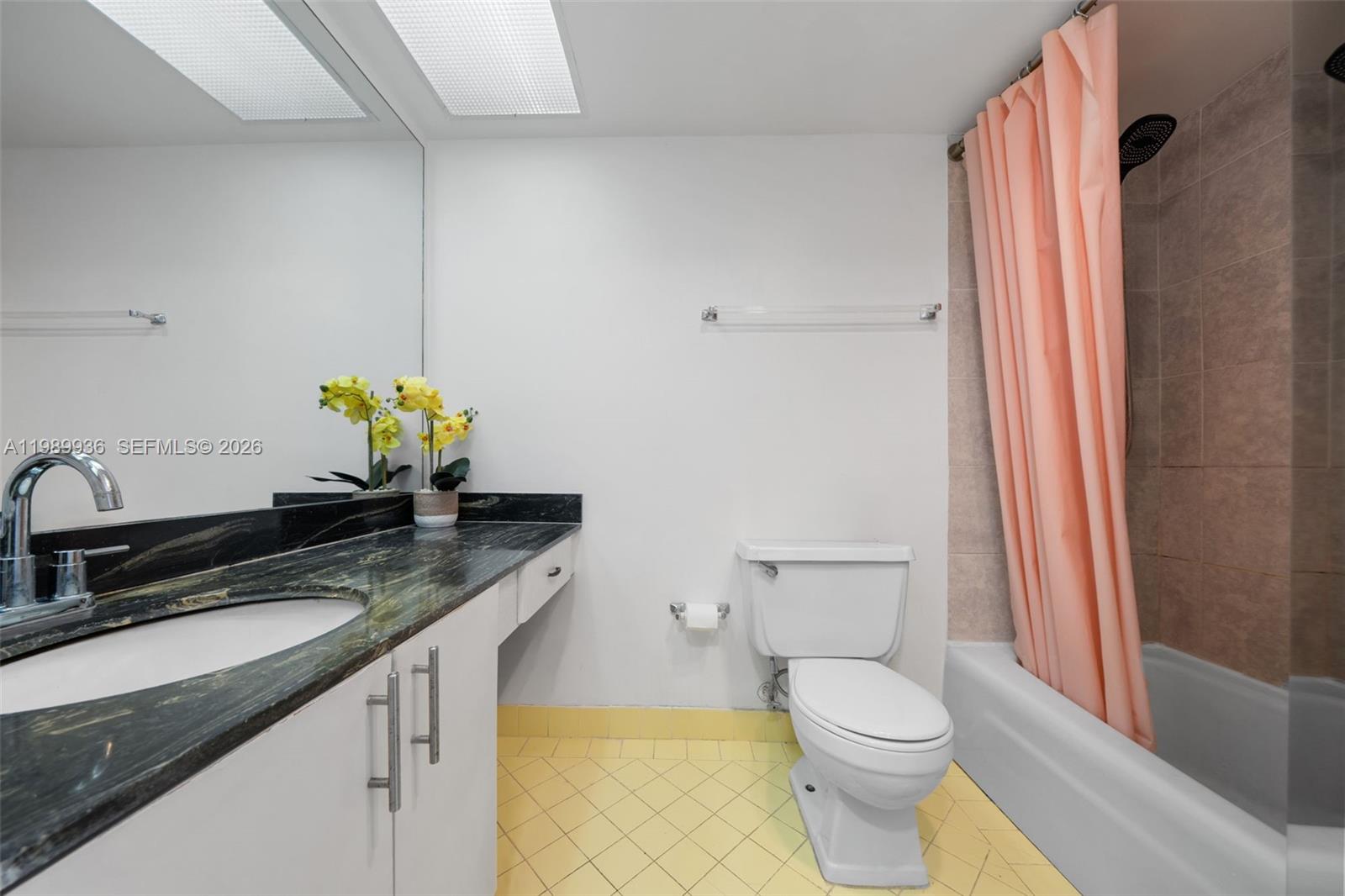 See details 915 1 / 2 943 sq. ft. $ 2026-05-02 0 Photo