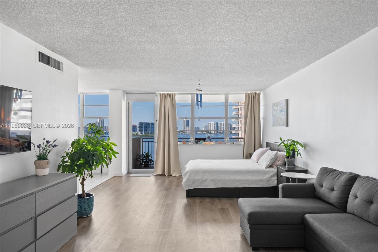 See details 915 1 / 2 943 sq. ft. $ 2026-05-02 0 Photo