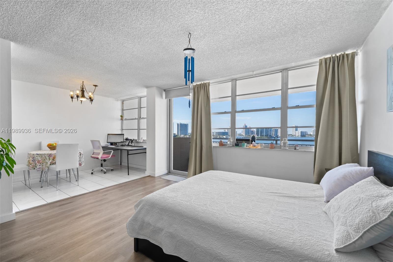 See details 915 1 / 2 943 sq. ft. $ 2026-05-02 0 Photo