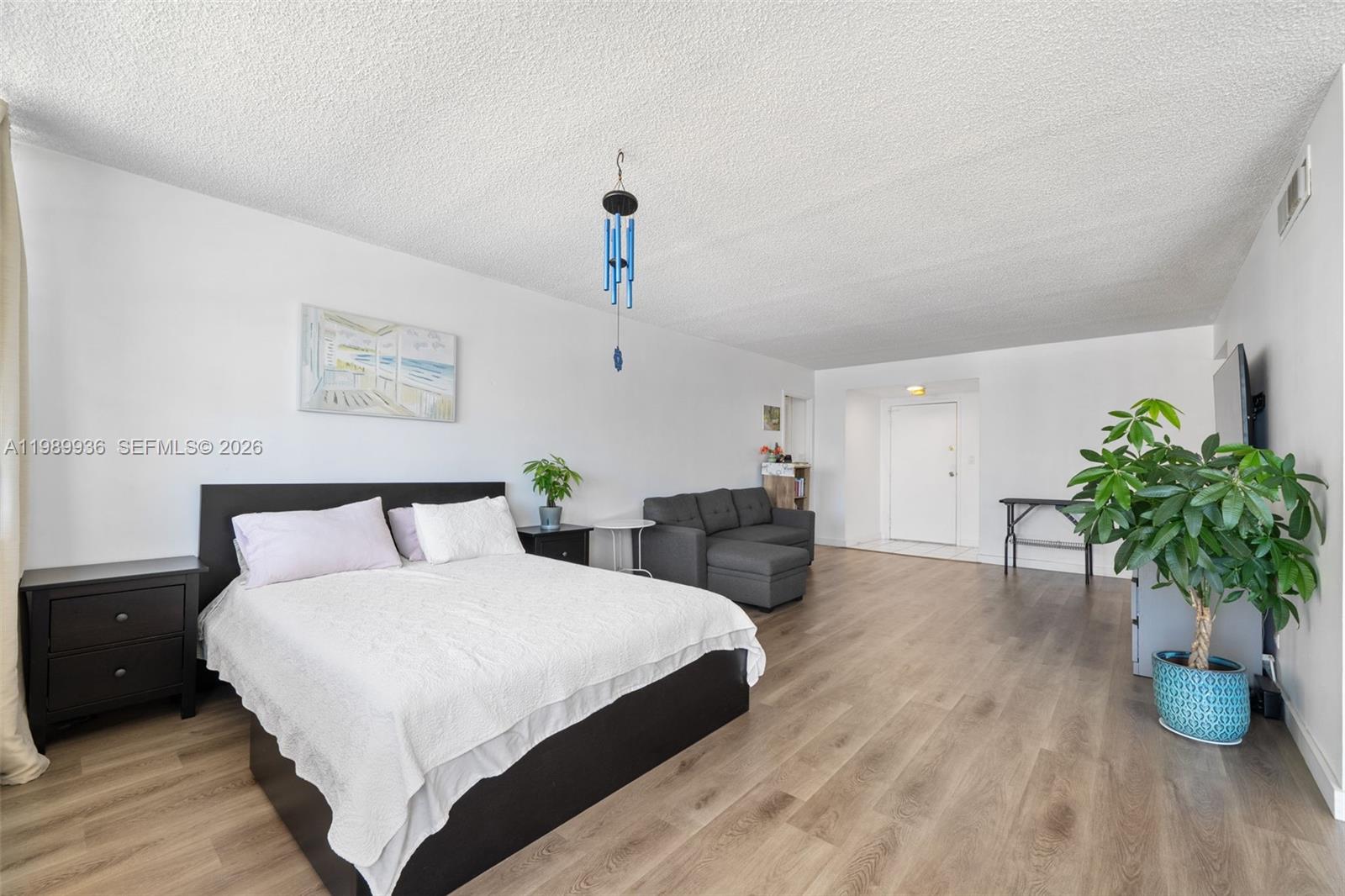 See details 915 1 / 2 943 sq. ft. $ 2026-05-02 0 Photo