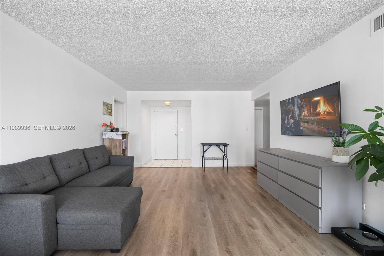 See details 915 1 / 2 943 sq. ft. $ 2026-05-02 0 Photo