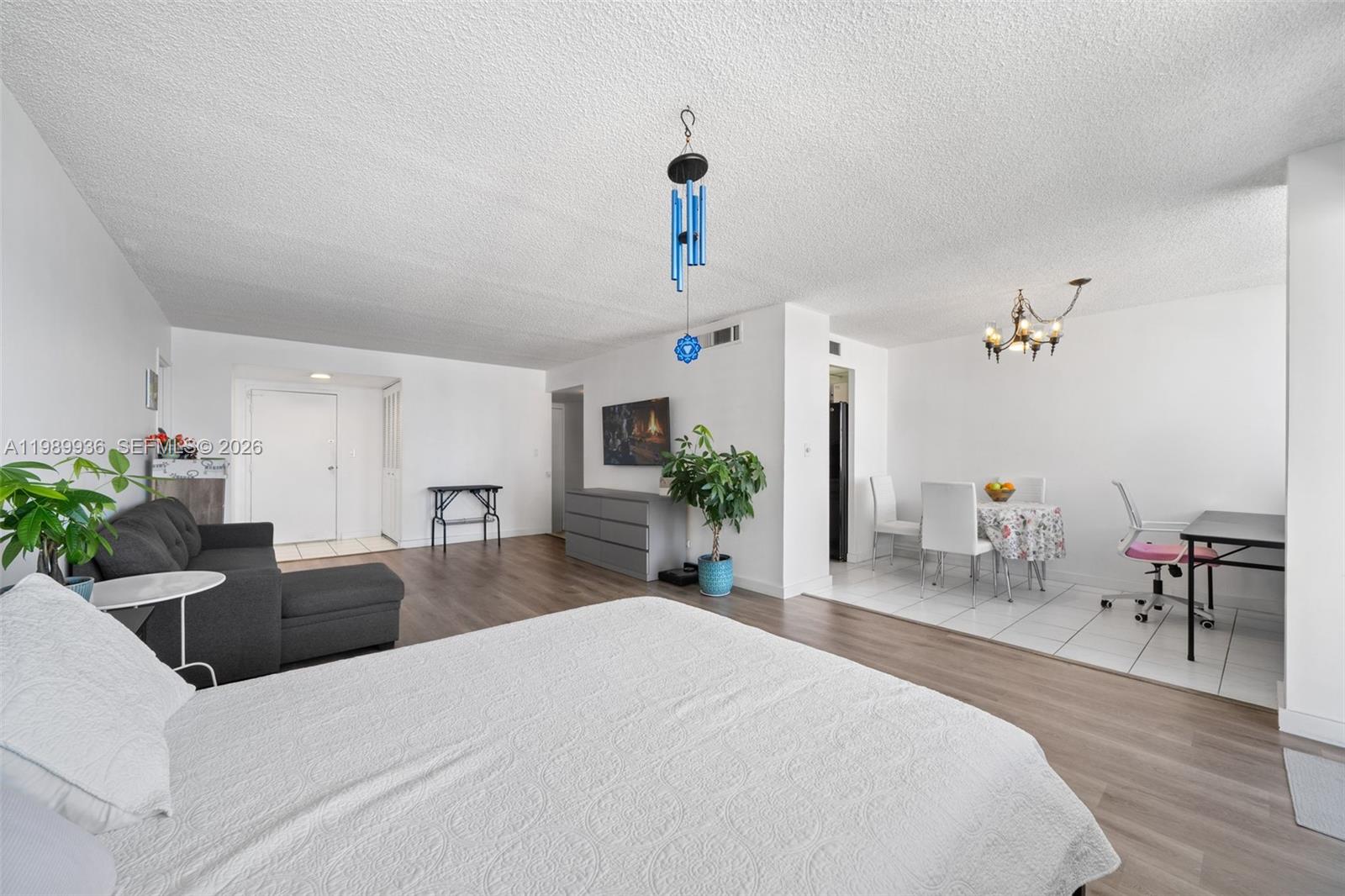 See details 915 1 / 2 943 sq. ft. $ 2026-05-02 0 Photo