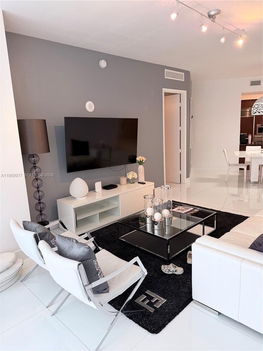 1803 3 / 3 1935 кв.футов $ 2026-03-26 0 Фото