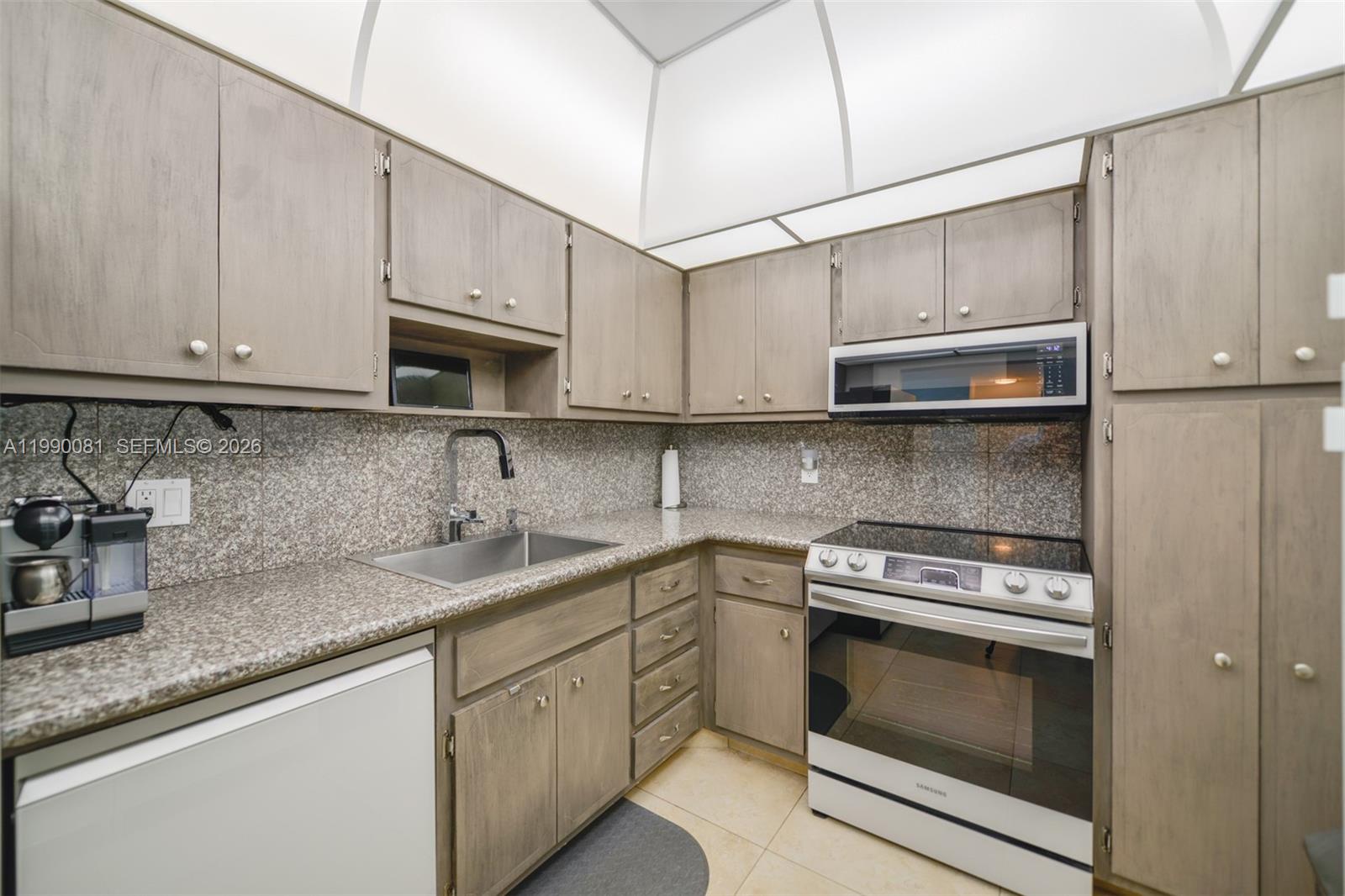 4B 1 / 2 870 sq. ft. $ 2026-03-26 0 foto