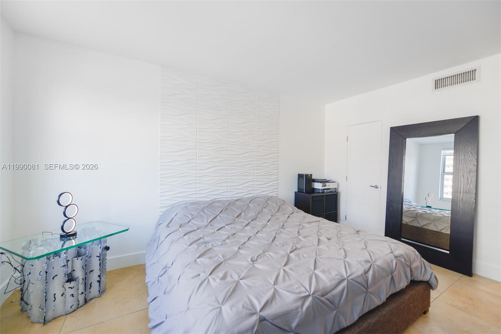 4B 1 / 2 870 sq. ft. $ 2026-03-26 0 foto