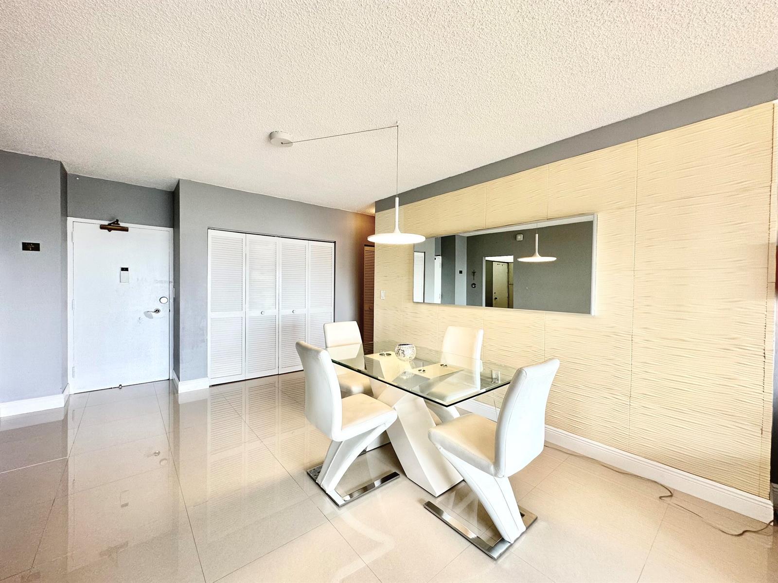 Ver detalles 21a 1 / 870 sq. ft. $ 2026-05-13 0 foto