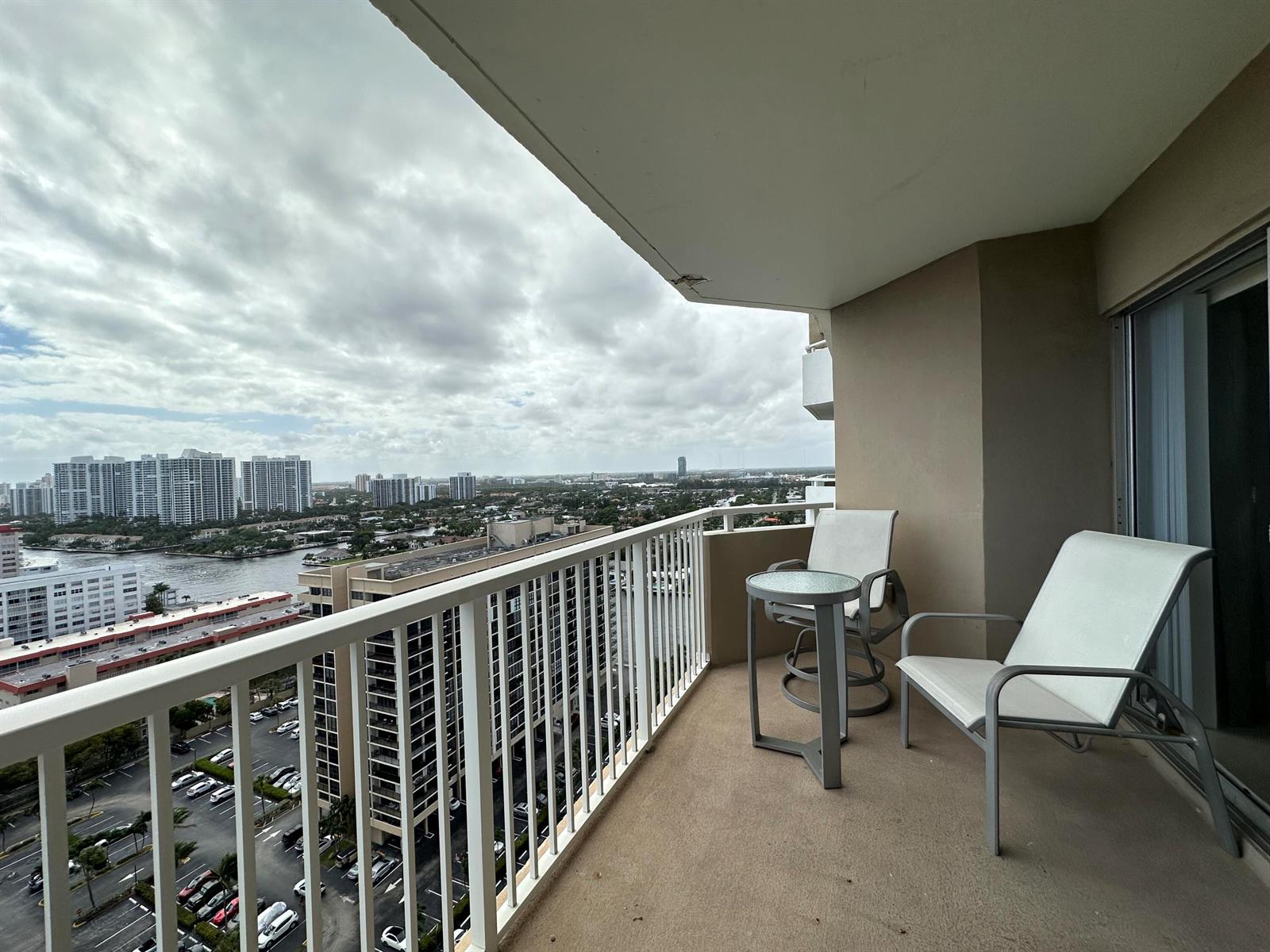 Ver detalles 21a 1 / 870 sq. ft. $ 2026-05-13 0 foto