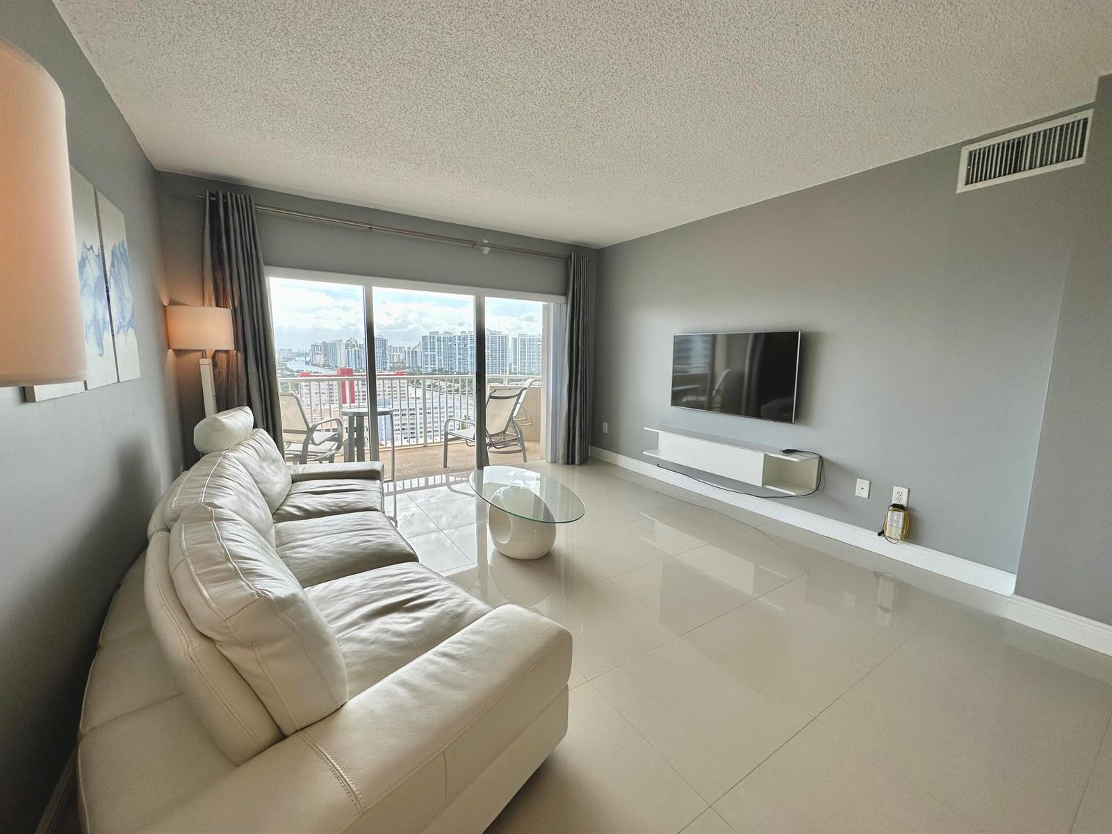 Ver detalles 21a 1 / 870 sq. ft. $ 2026-05-13 0 foto