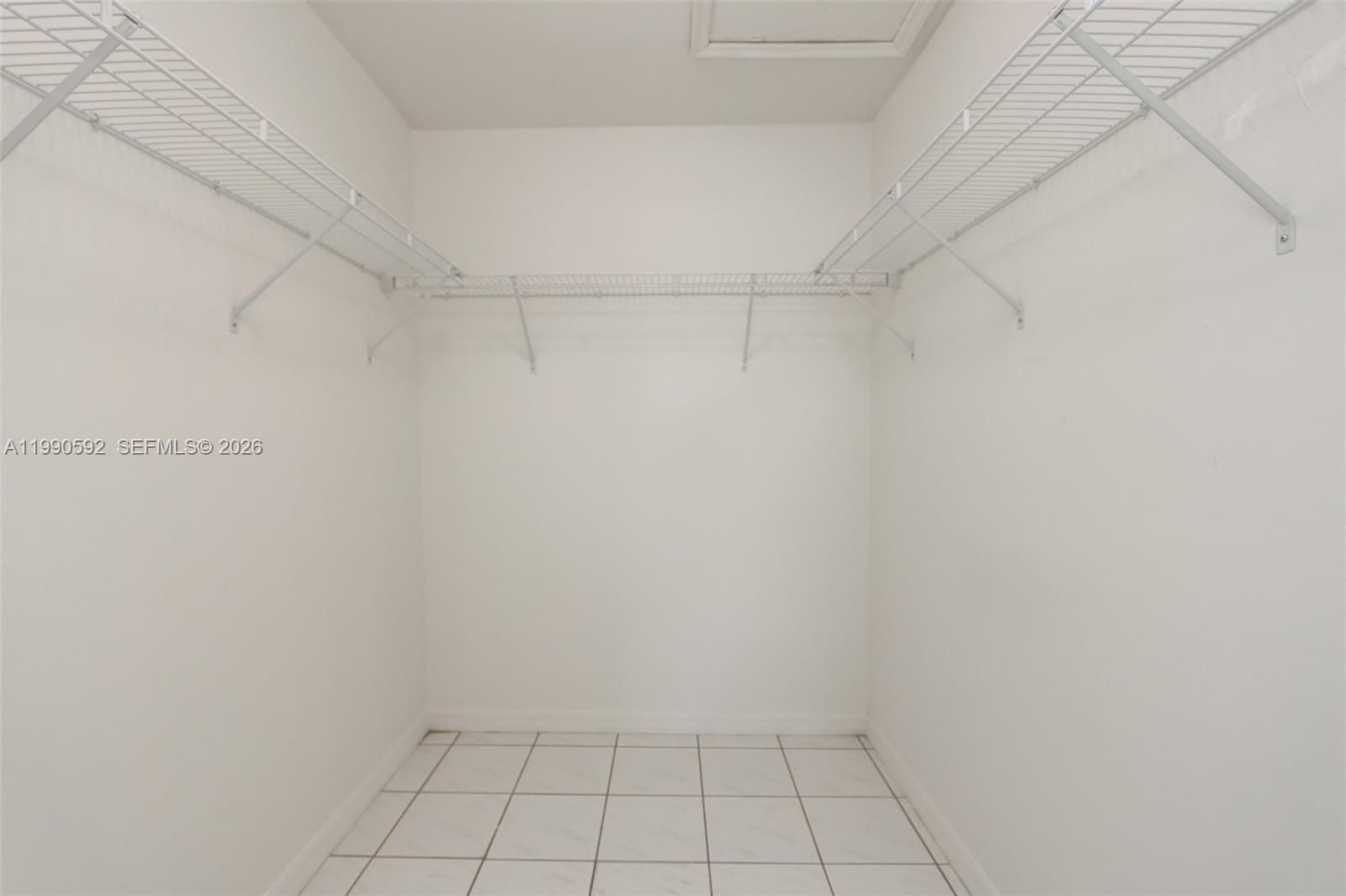   /   кв.футов $ 2026-03-27 0 Фото