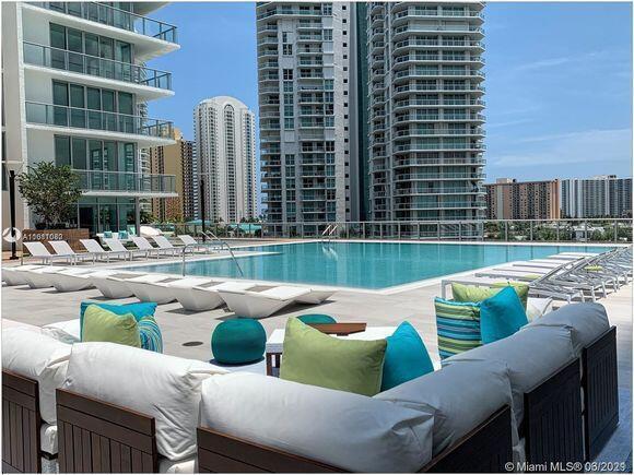 Ver detalles 5-703 2 / 3 1524 sq. ft. $ 2026-04-15 0 foto