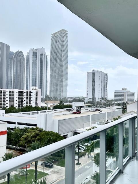 Ver detalles 5-703 2 / 3 1524 sq. ft. $ 2026-04-15 0 foto