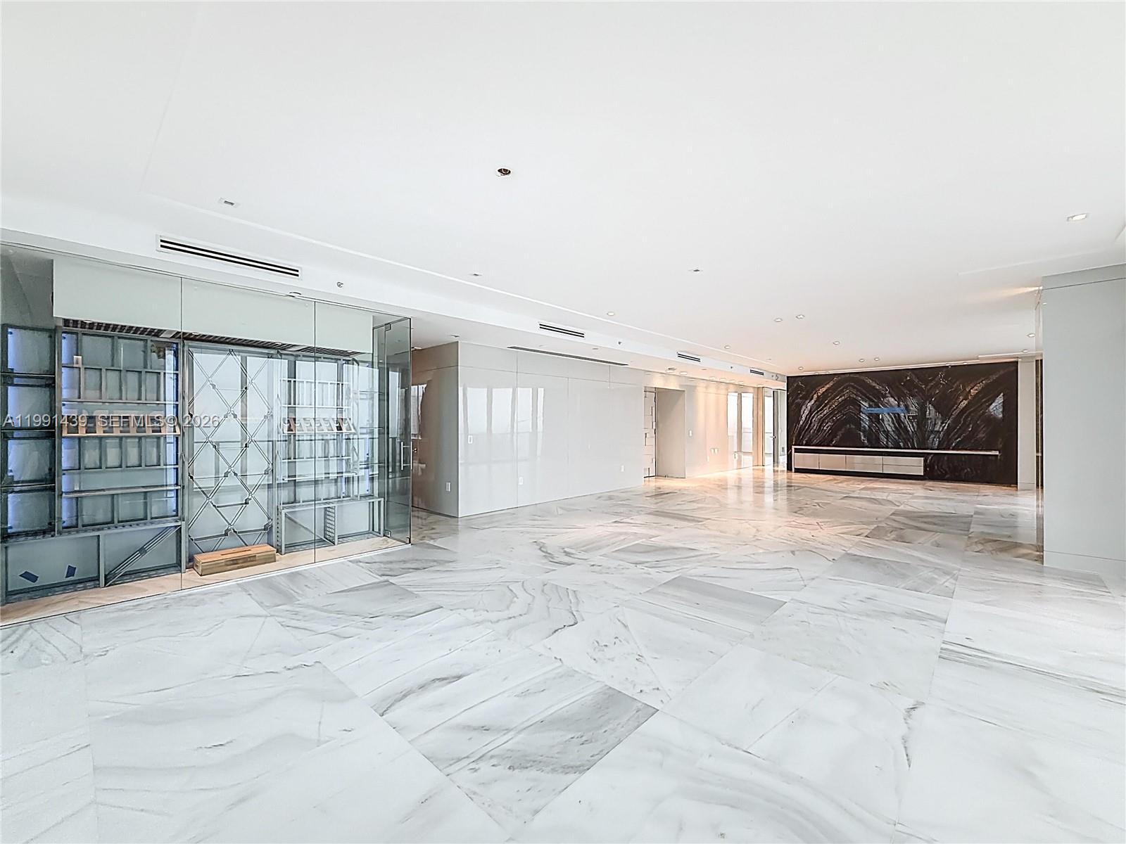 5 4 / 6 4992 sq. ft. $ 2026-03-30 0 foto