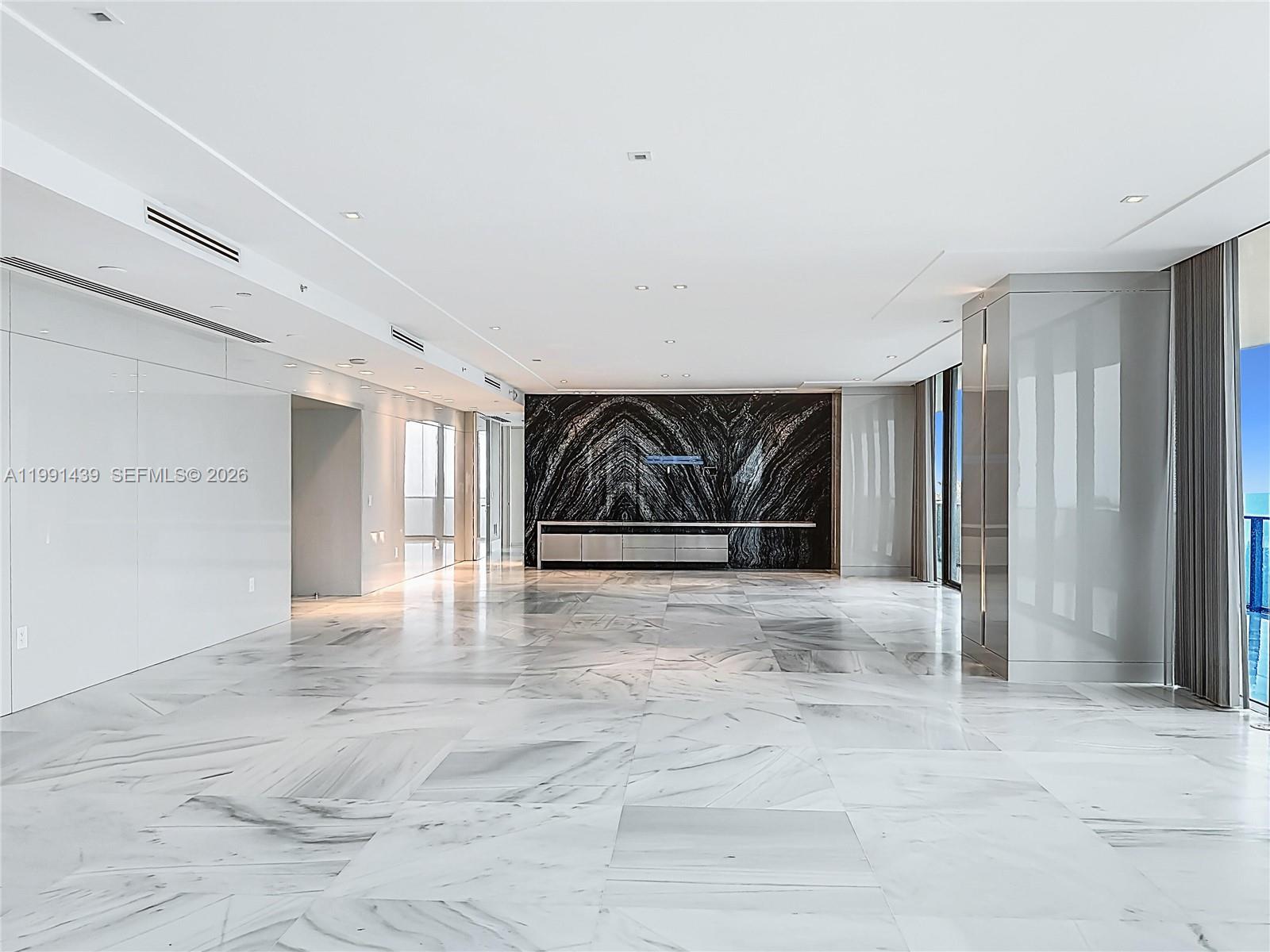 5 4 / 6 4992 sq. ft. $ 2026-03-30 0 foto