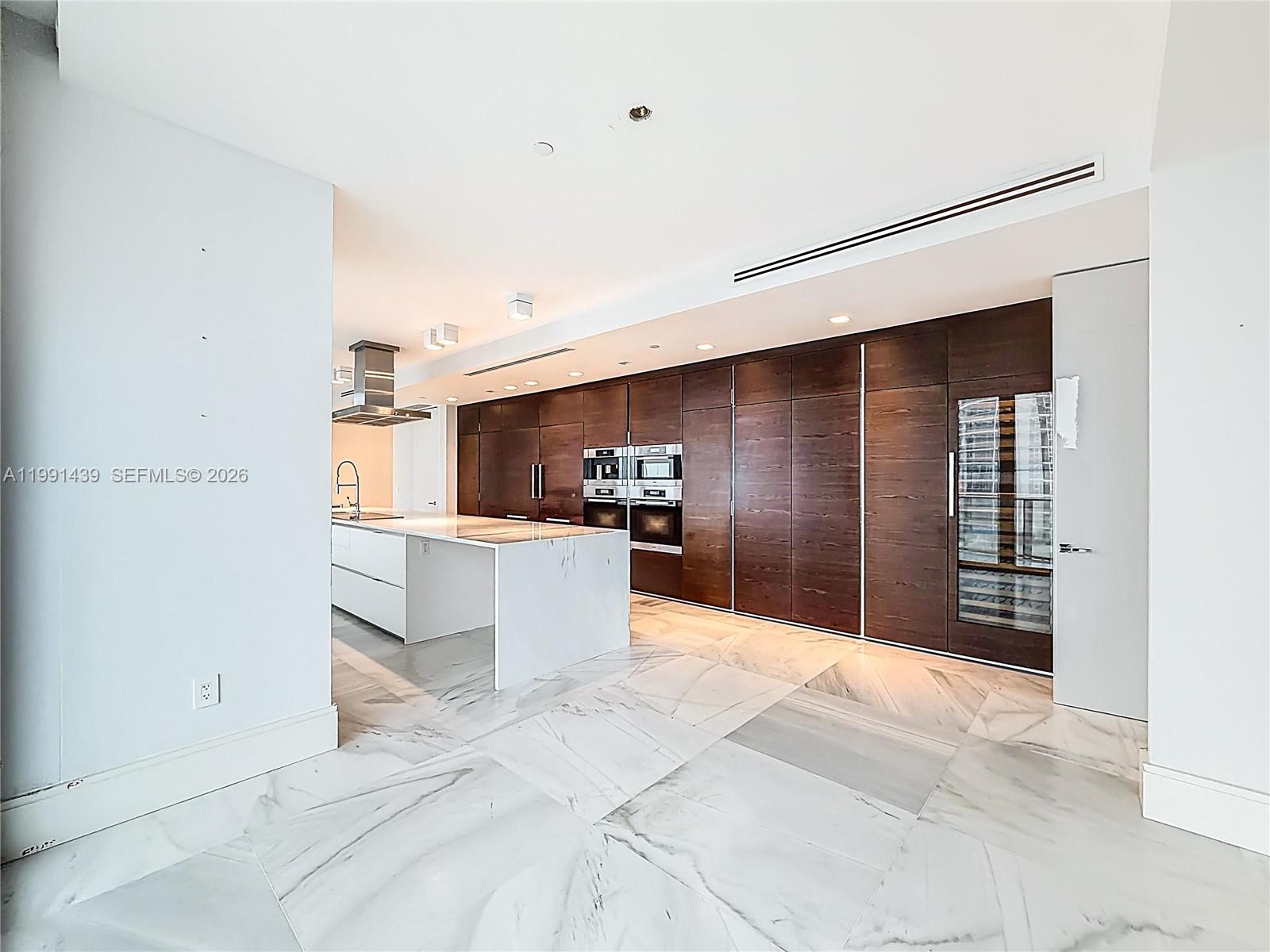 5 4 / 6 4992 sq. ft. $ 2026-03-30 0 foto