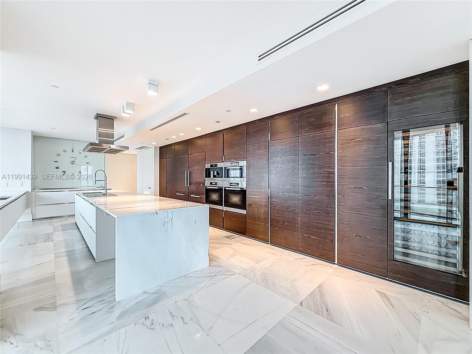 5 4 / 6 4992 sq. ft. $ 2026-03-30 0 foto