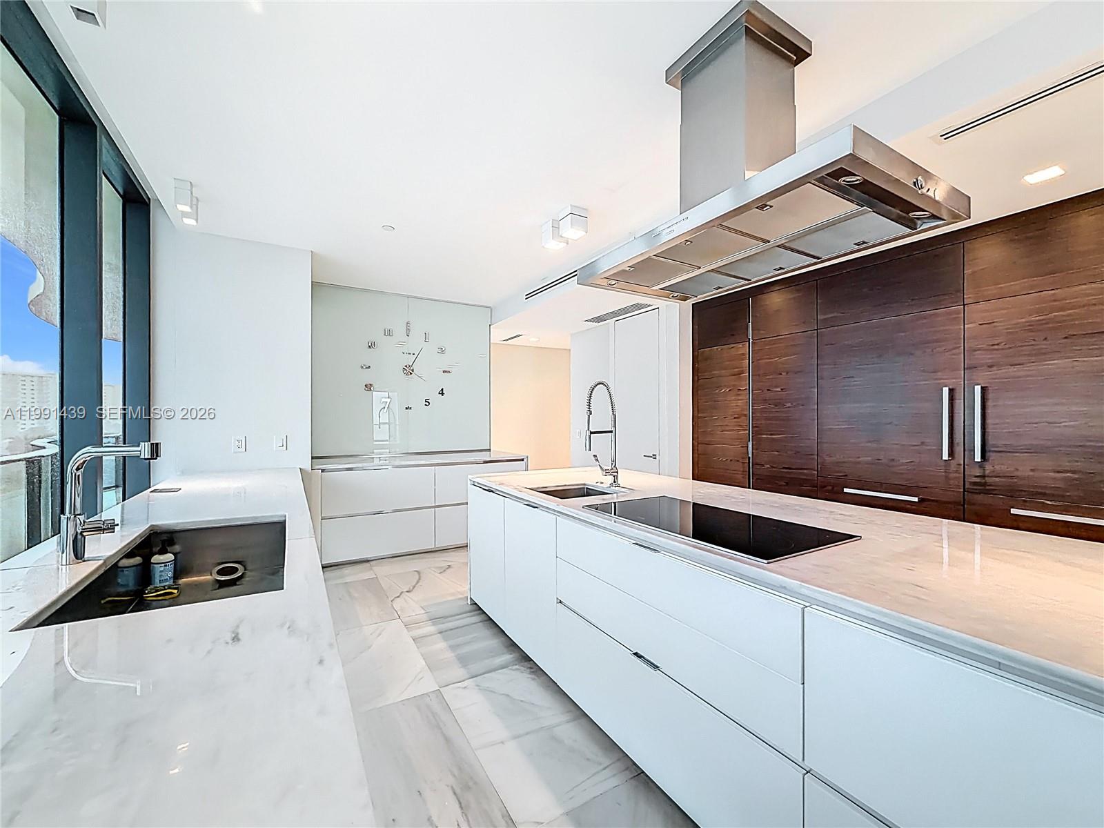 5 4 / 6 4992 sq. ft. $ 2026-03-30 0 foto