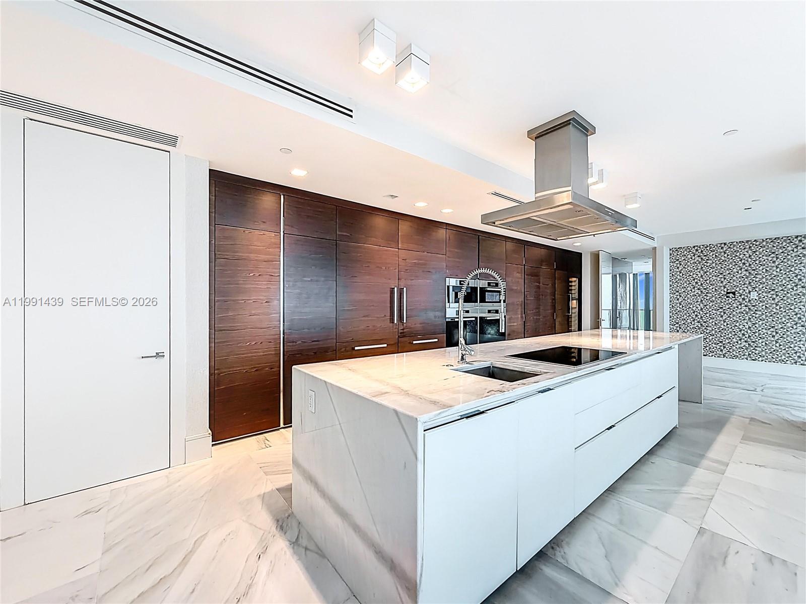 5 4 / 6 4992 sq. ft. $ 2026-03-30 0 foto