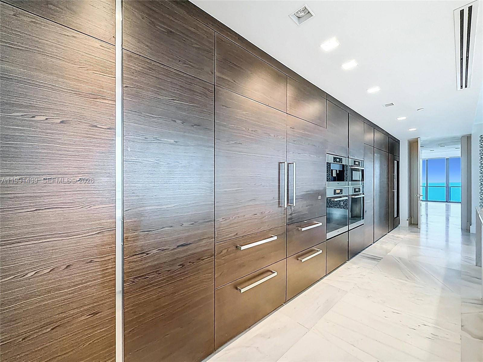 5 4 / 6 4992 sq. ft. $ 2026-03-30 0 foto